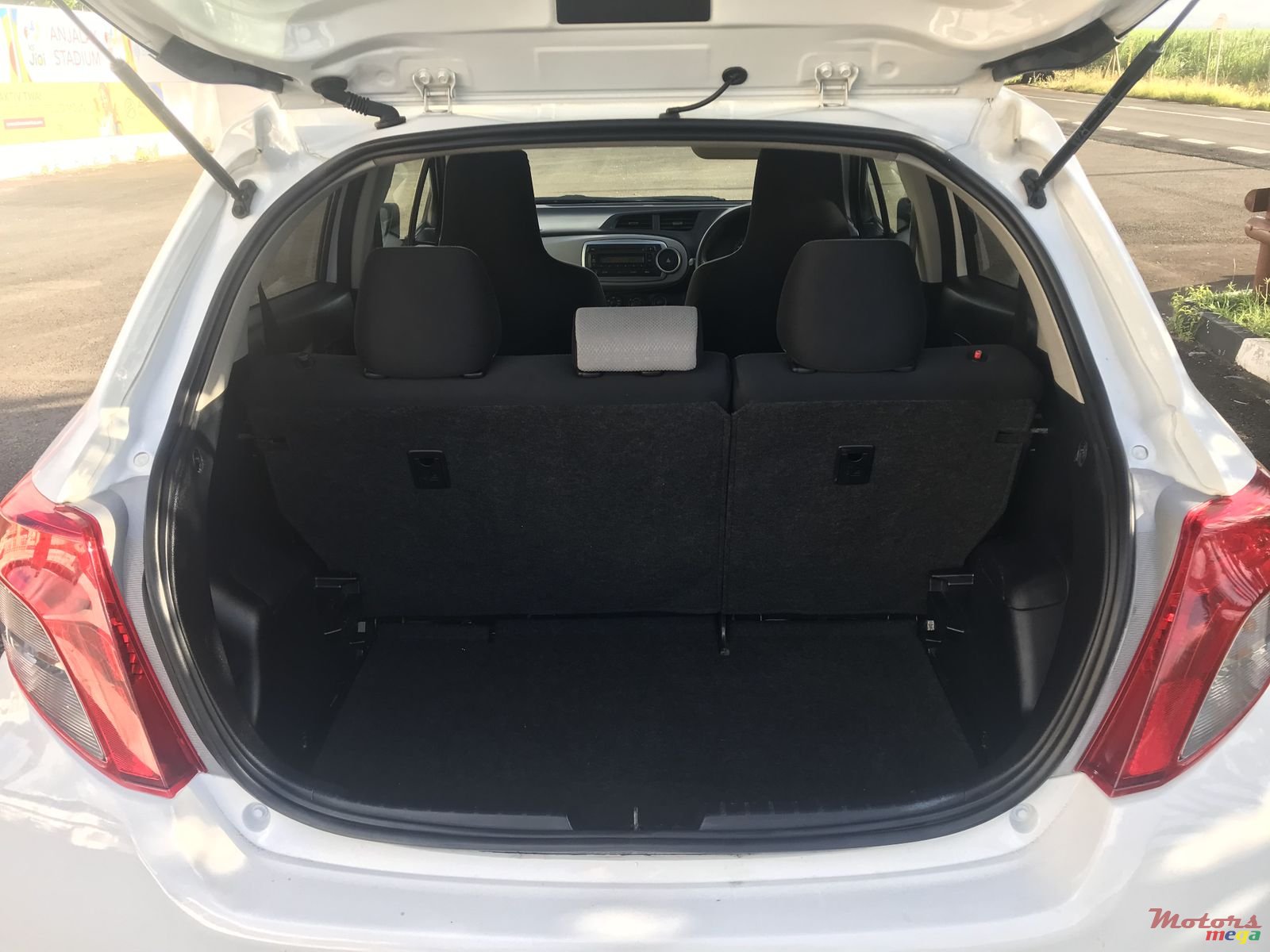 2013' Toyota Vitz photo #7