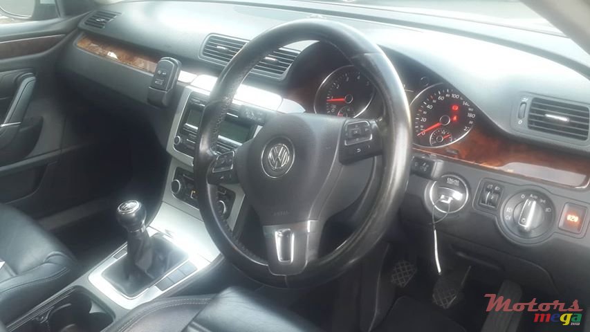 2011' Volkswagen Passat CC photo #2