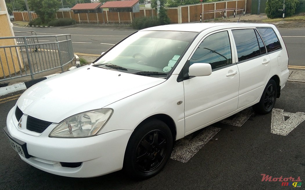 2008' Mitsubishi Lancer Wagon photo #1