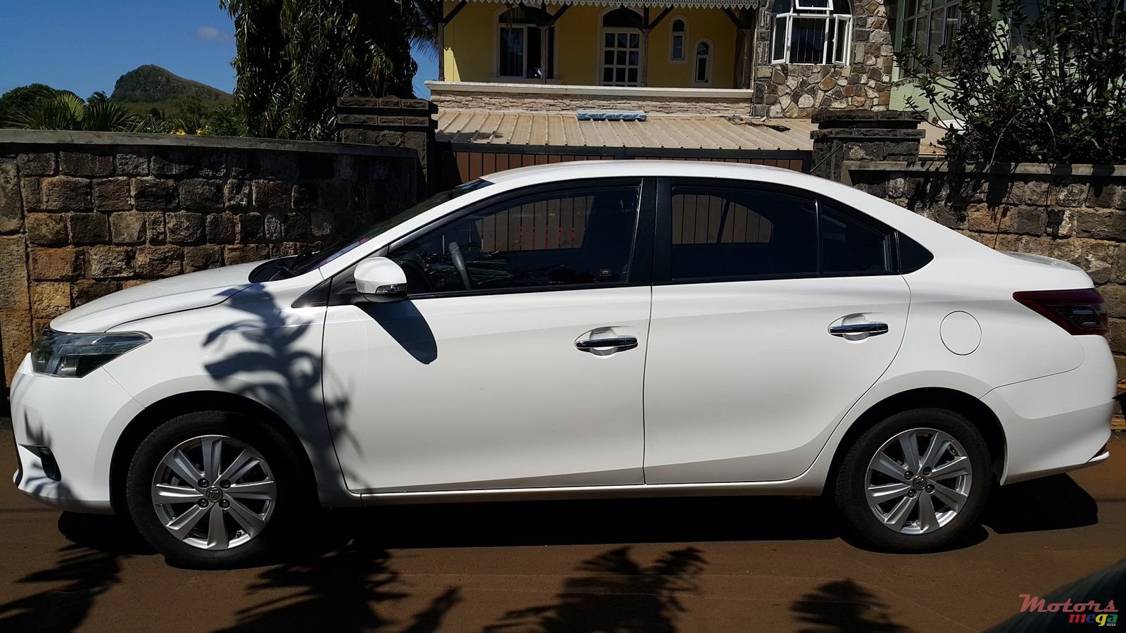 2014' Toyota Yaris photo #2