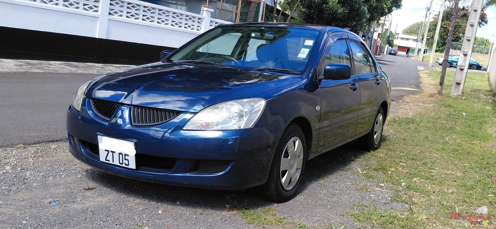 2005' Mitsubishi Lancer GLX photo #2