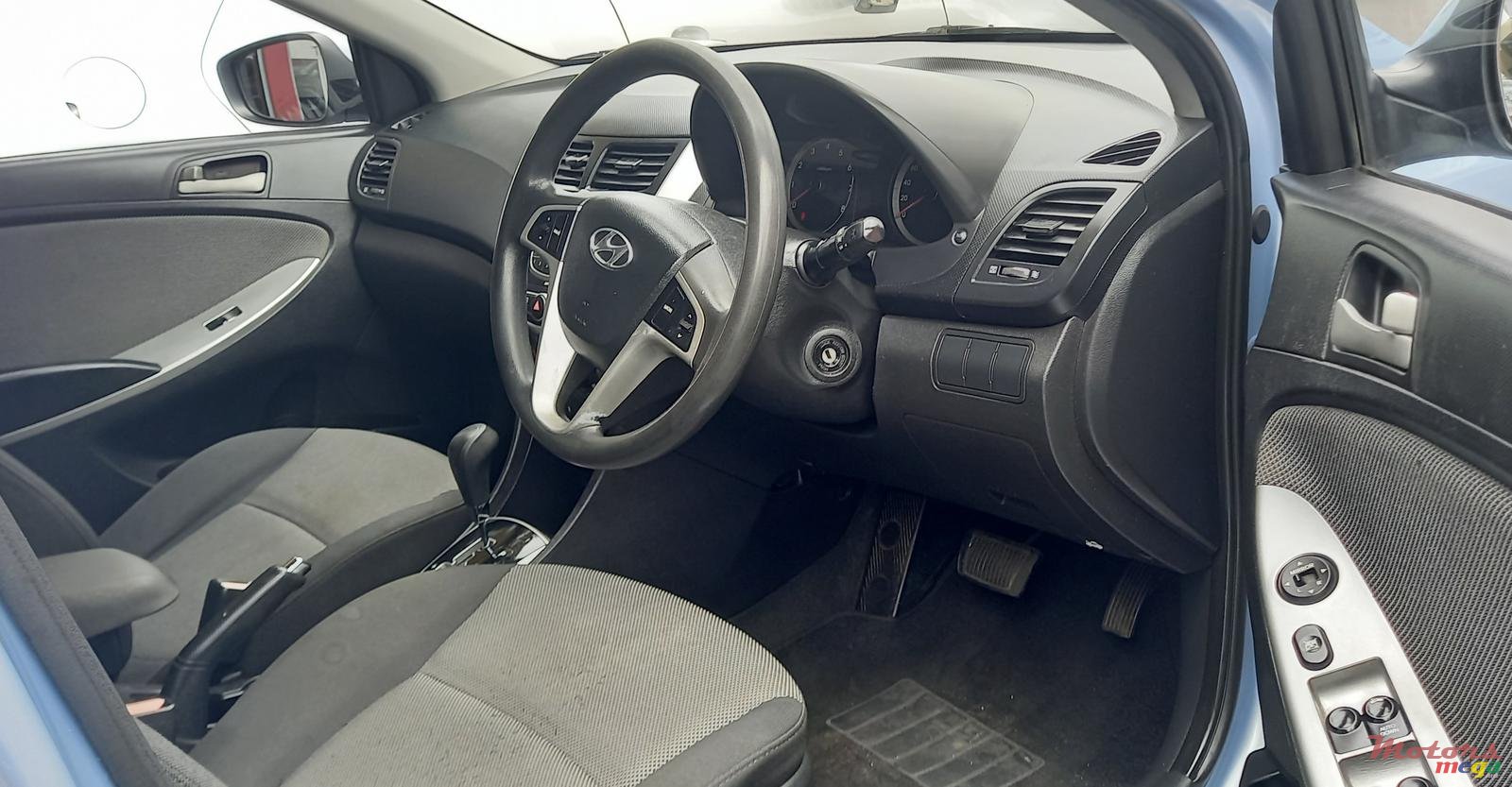 2011' Hyundai Accent photo #5