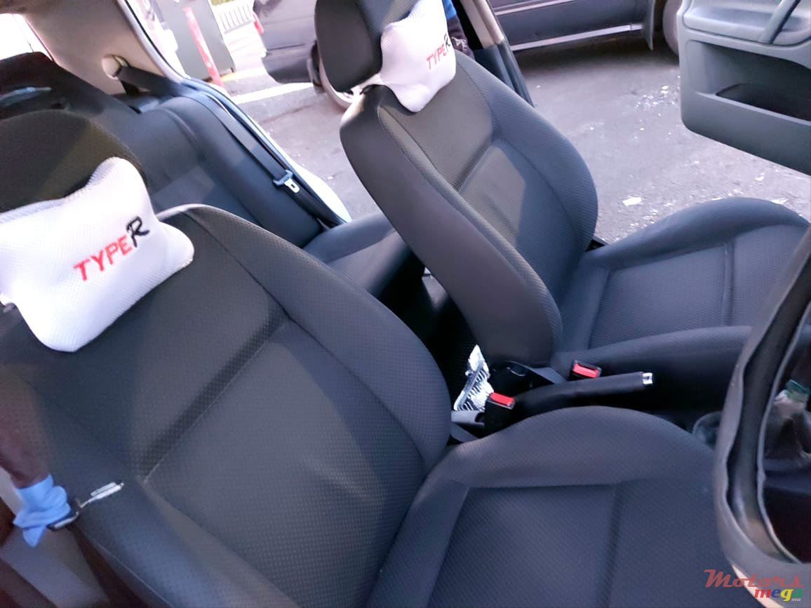 2001' Volkswagen Polo photo #5