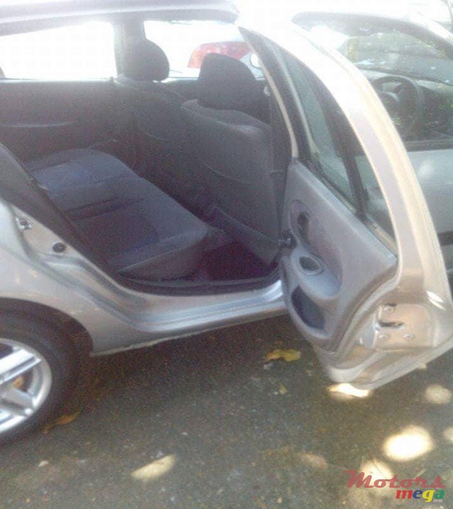 2001' Renault Clio photo #2