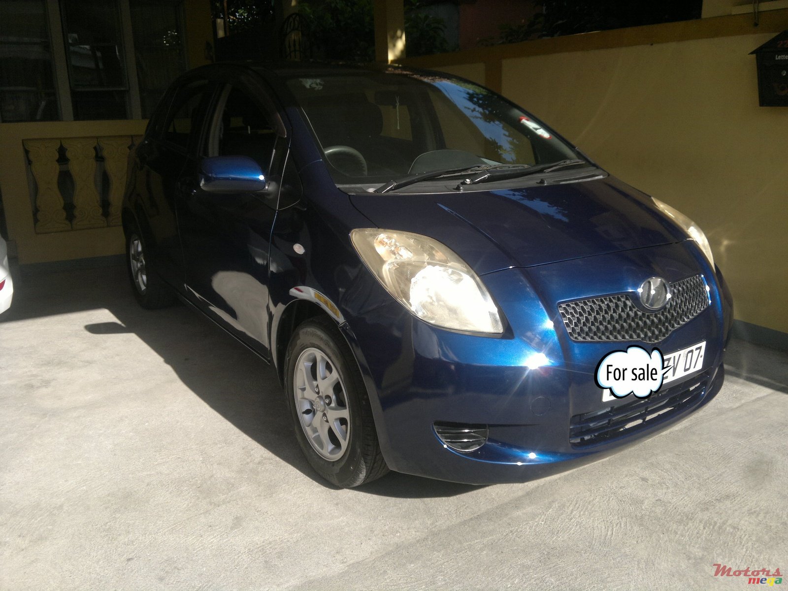 2007' Toyota Vitz photo #1