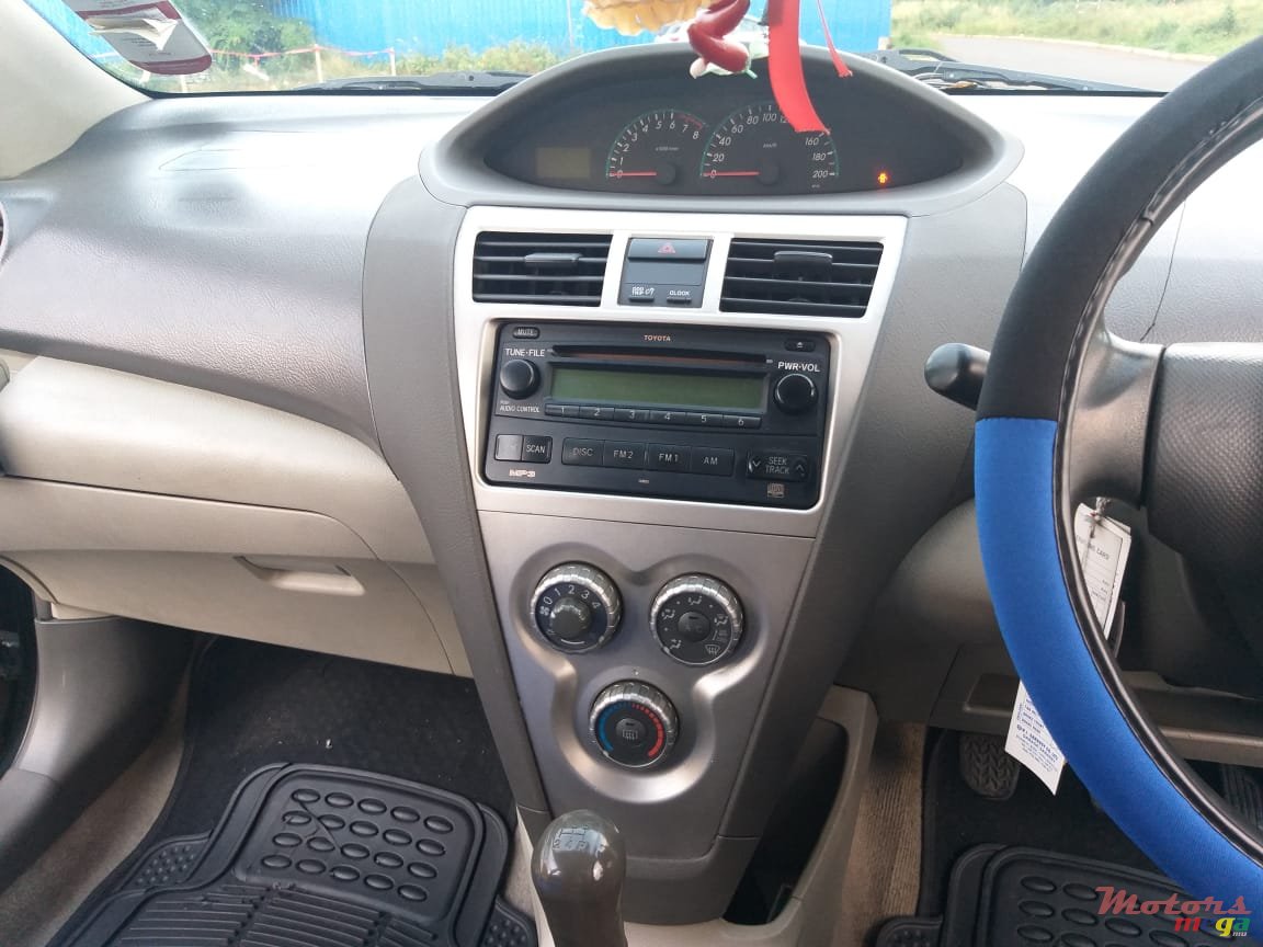 2009' Toyota Yaris photo #5