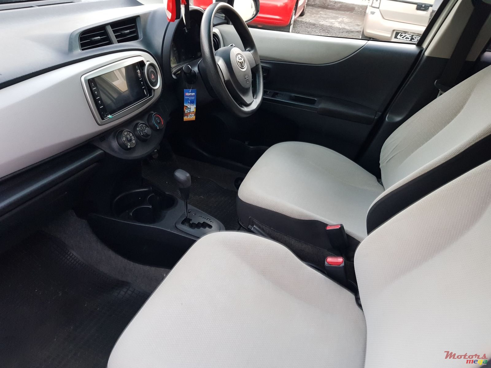 2011' Toyota Vitz 1330 photo #3