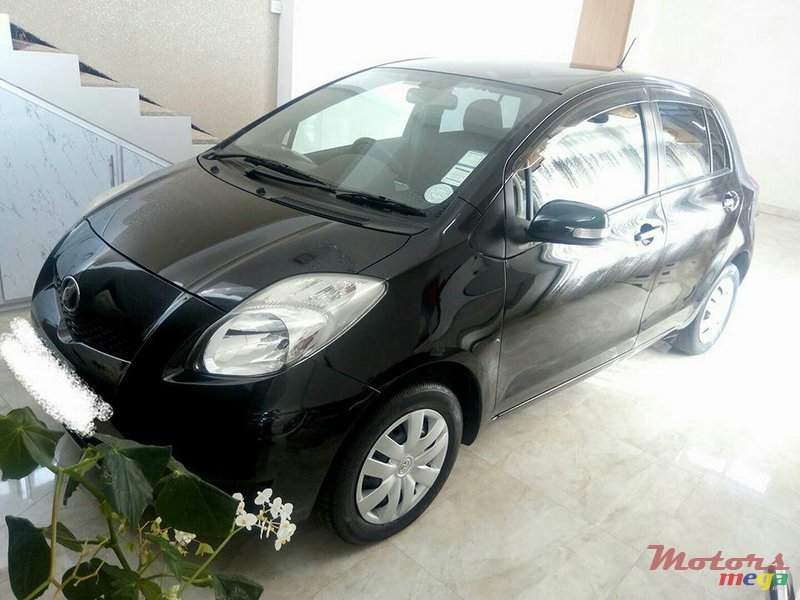 2009' Toyota Vitz photo #1