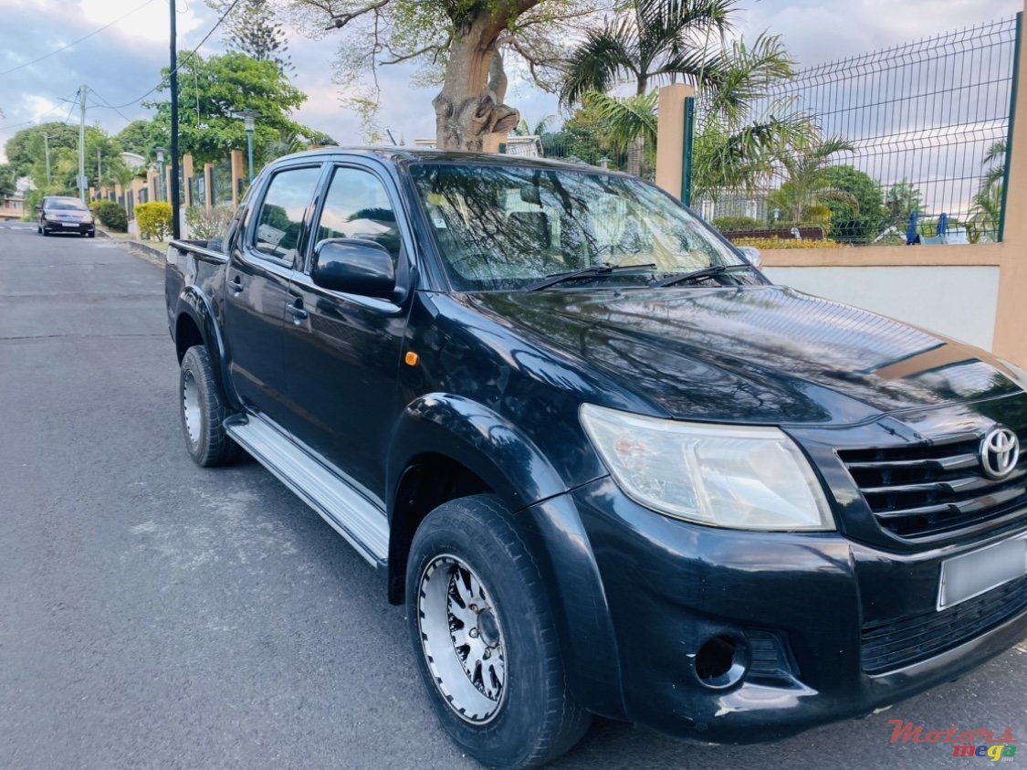 2012' Toyota Hilux 4x4 photo #1