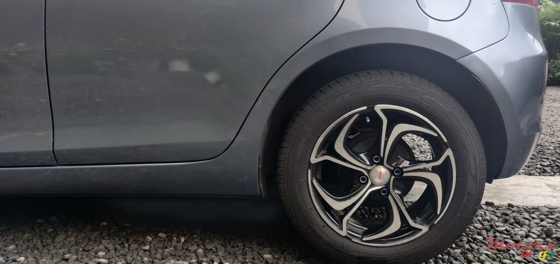 2014' Suzuki Swift photo #3