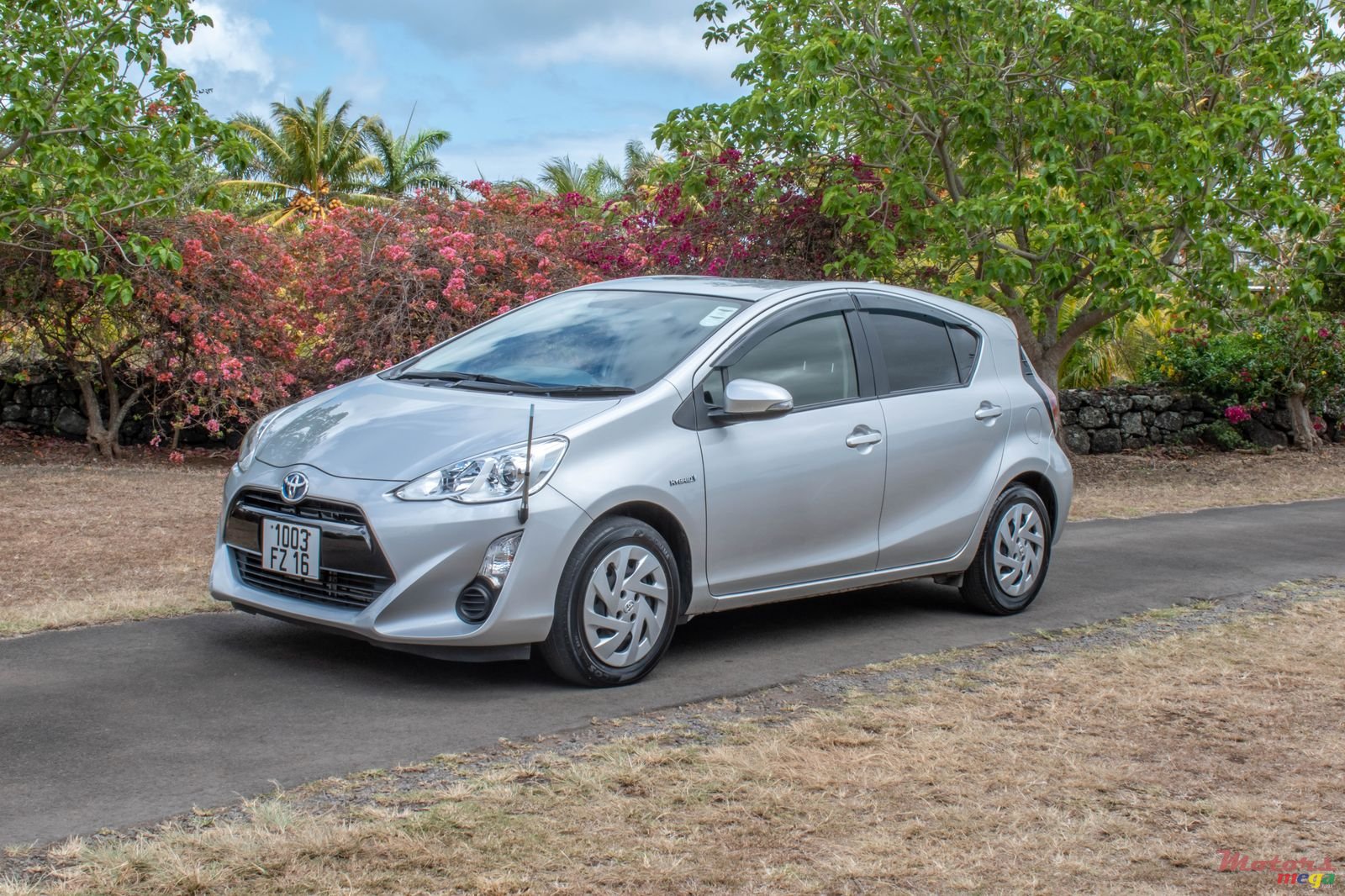 2016' Toyota Aqua photo #2