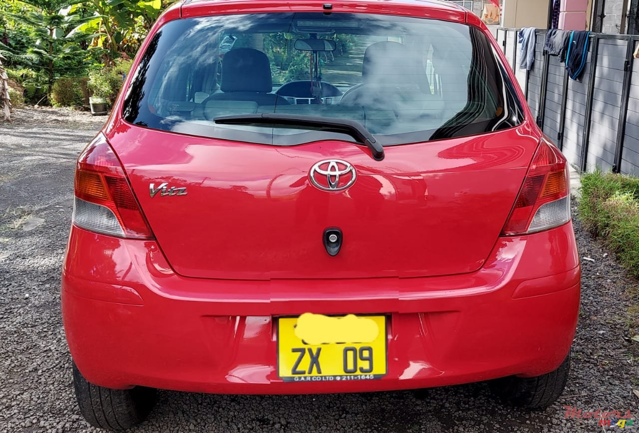 2009' Toyota Vitz photo #1
