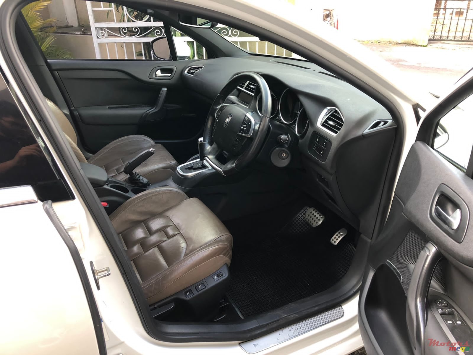 2012' Citroen DS4 photo #5