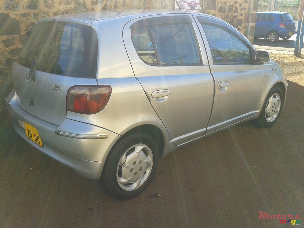 2000' Toyota Vitz photo #2