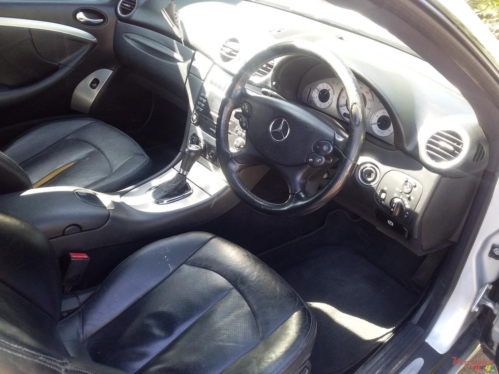 2005' Mercedes-Benz CLK 220 photo #2