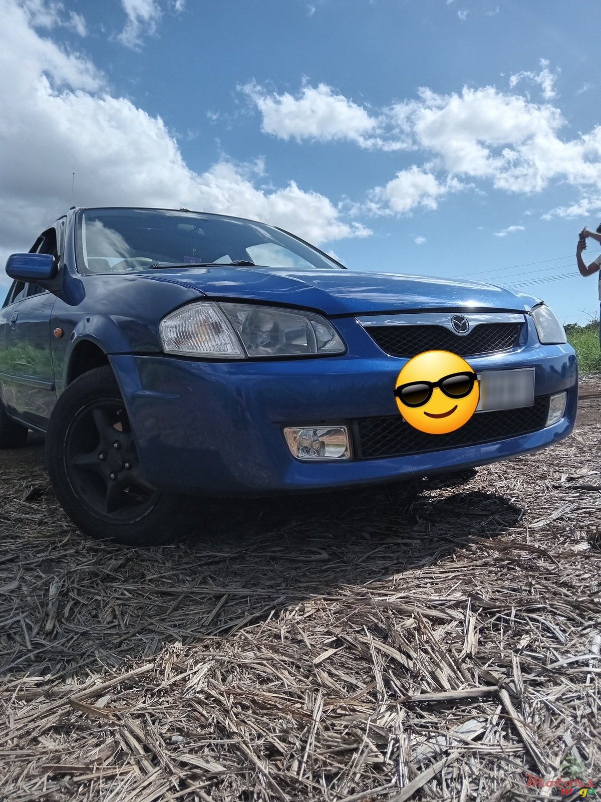 2001' Mazda 323 photo #1