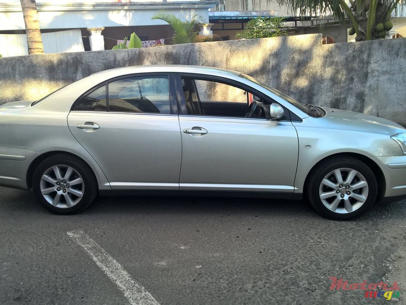 2005' Toyota Avensis photo #1