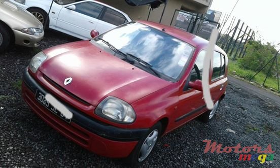 2001' Renault Clio photo #1