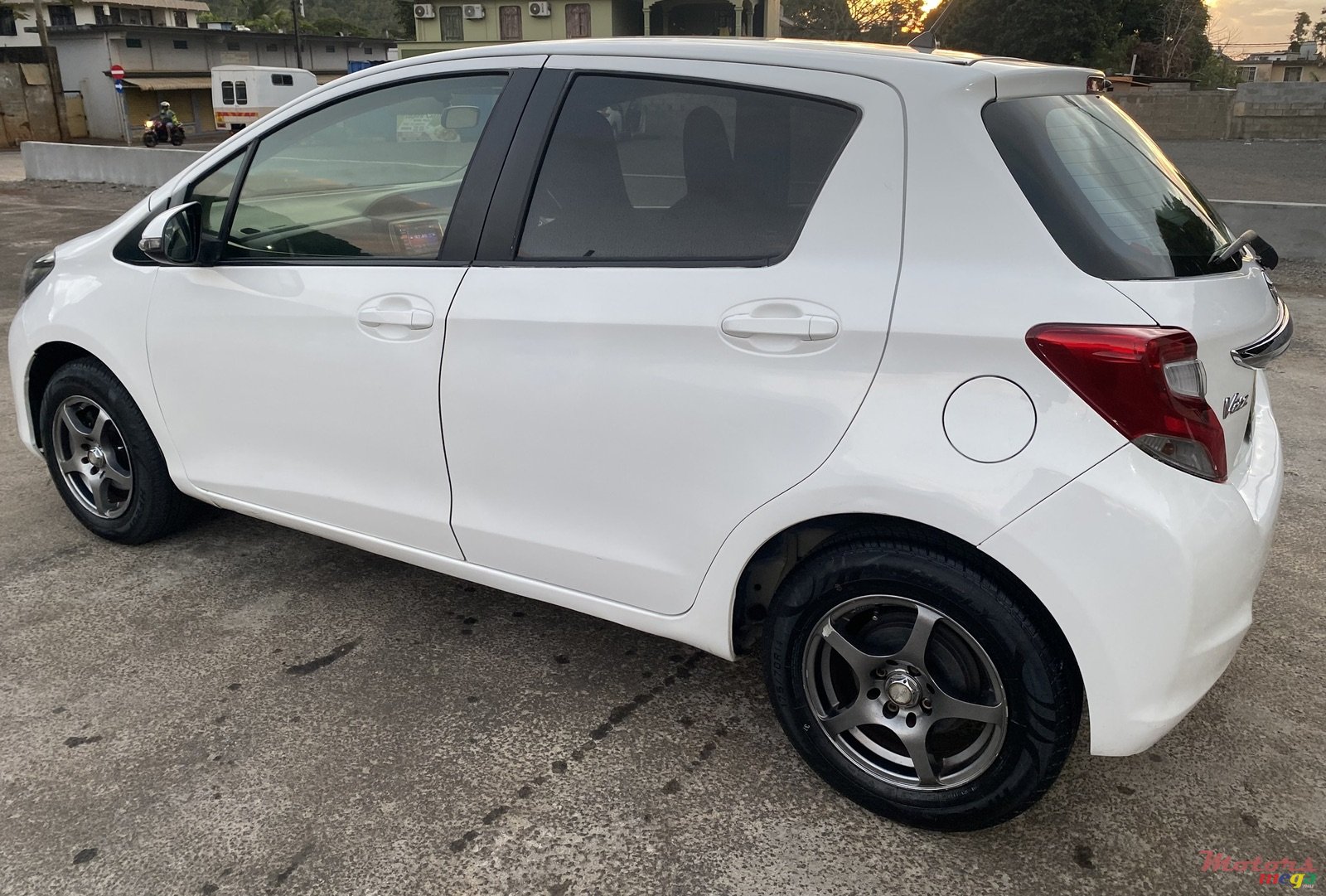 2014' Toyota Vitz 990cc photo #6