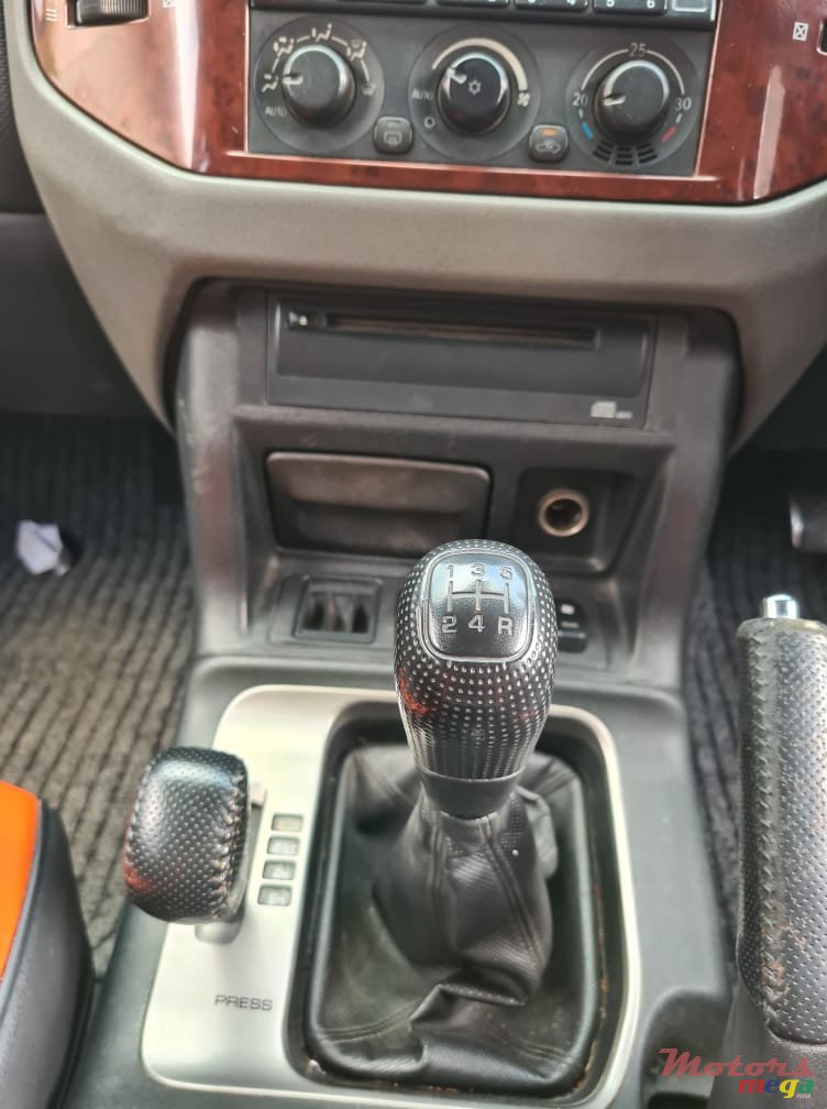 2006' Mitsubishi Pajero photo #5
