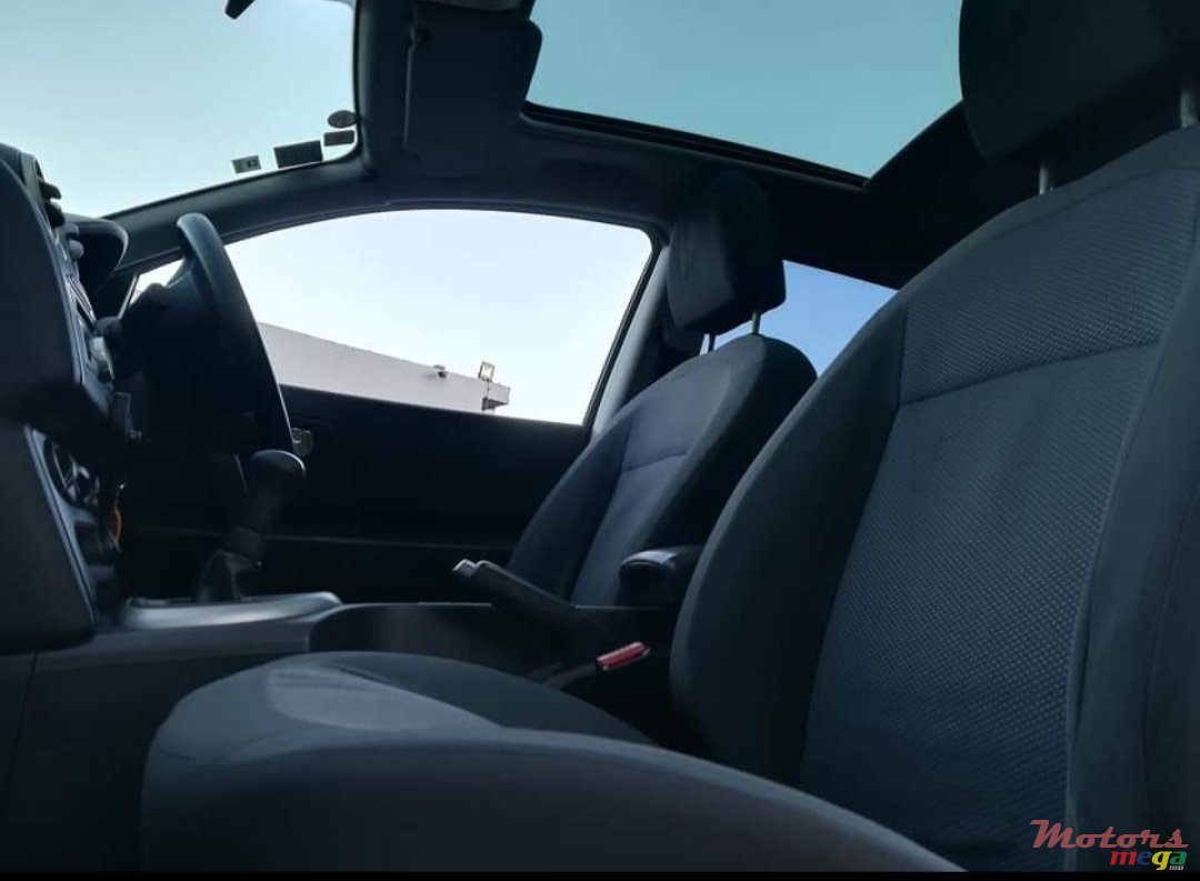 2010' Nissan Qashqai+2 photo #2