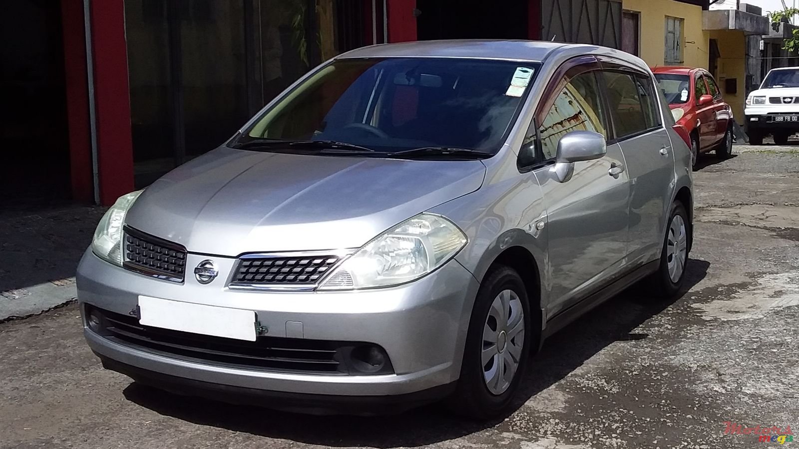 2005' Nissan Tiida photo #1