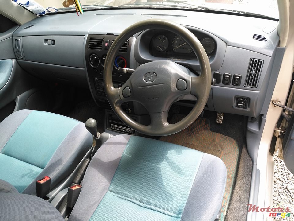 2002' Toyota Duet photo #5