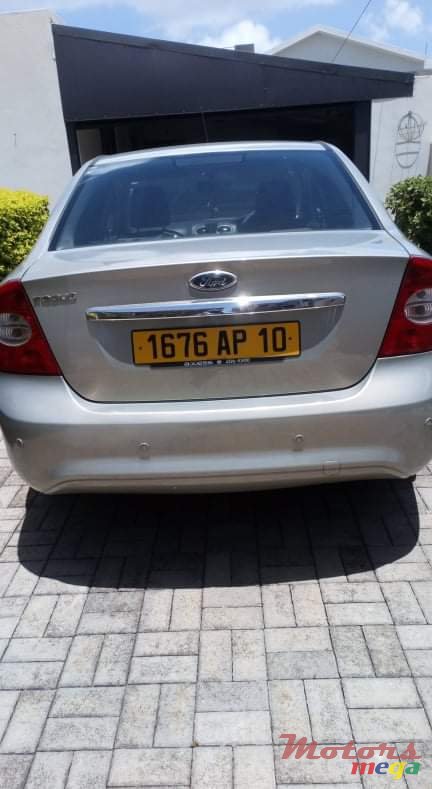 2010' Ford Focus photo #5