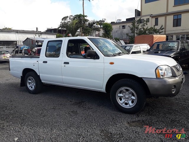 2010' Nissan Navara 2x4 photo #2
