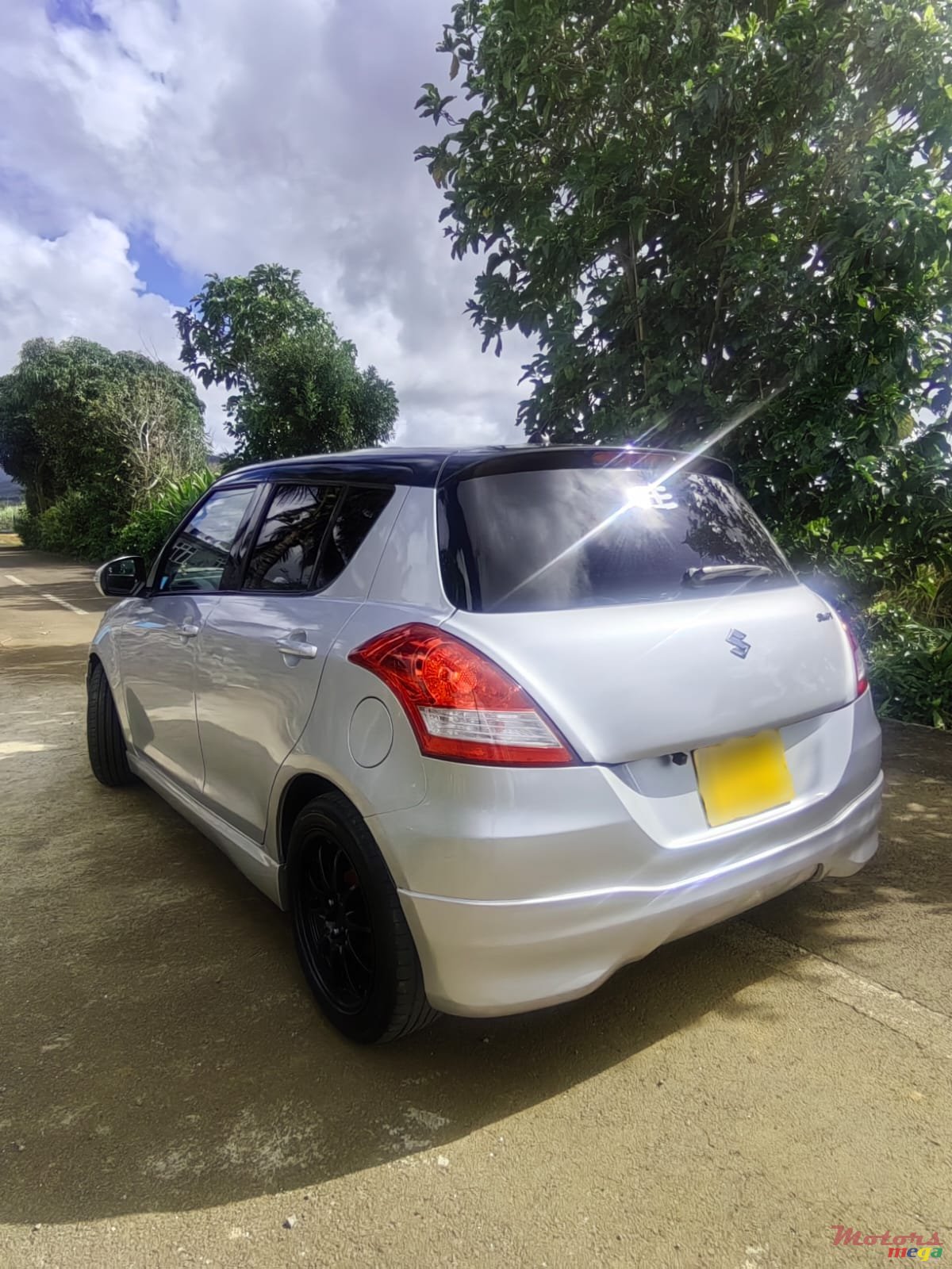 2015' Suzuki Swift photo #7