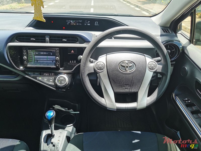 2015' Toyota Aqua Hybrid photo #4