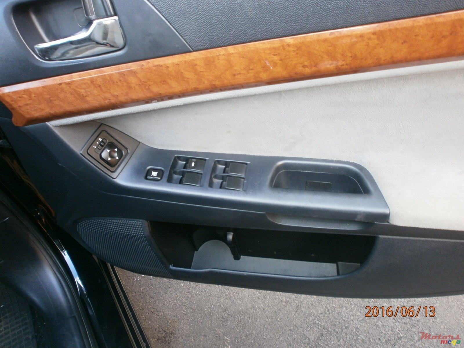 2011' Mitsubishi Lancer Ex photo #5