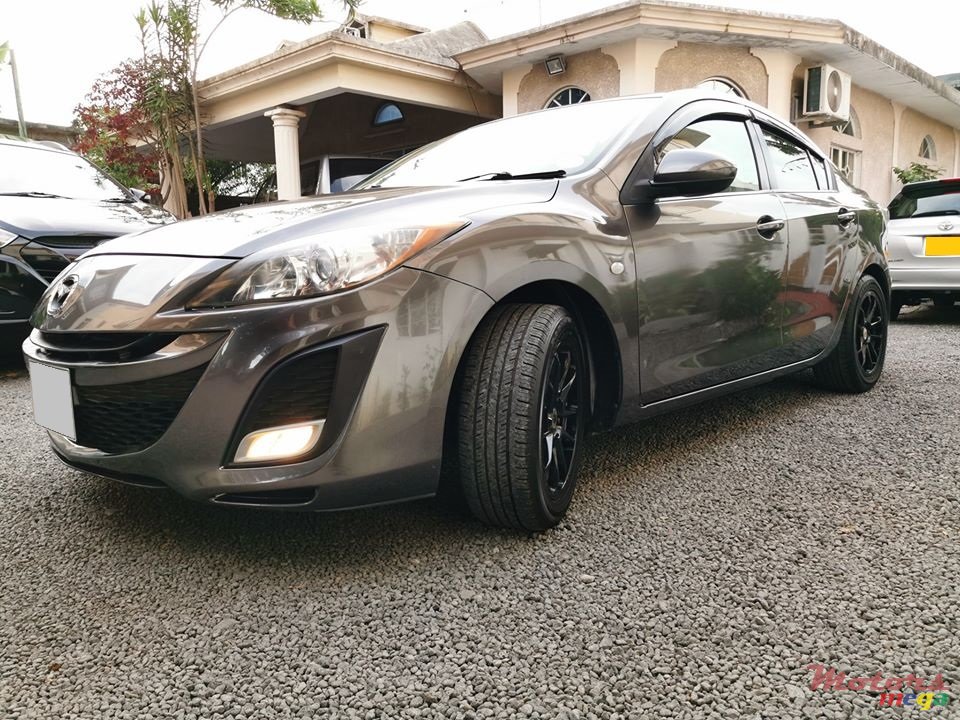 2010' Mazda Axela photo #3