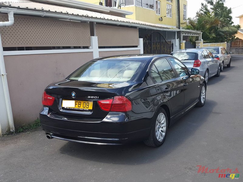 2009' BMW 3 Series photo #2