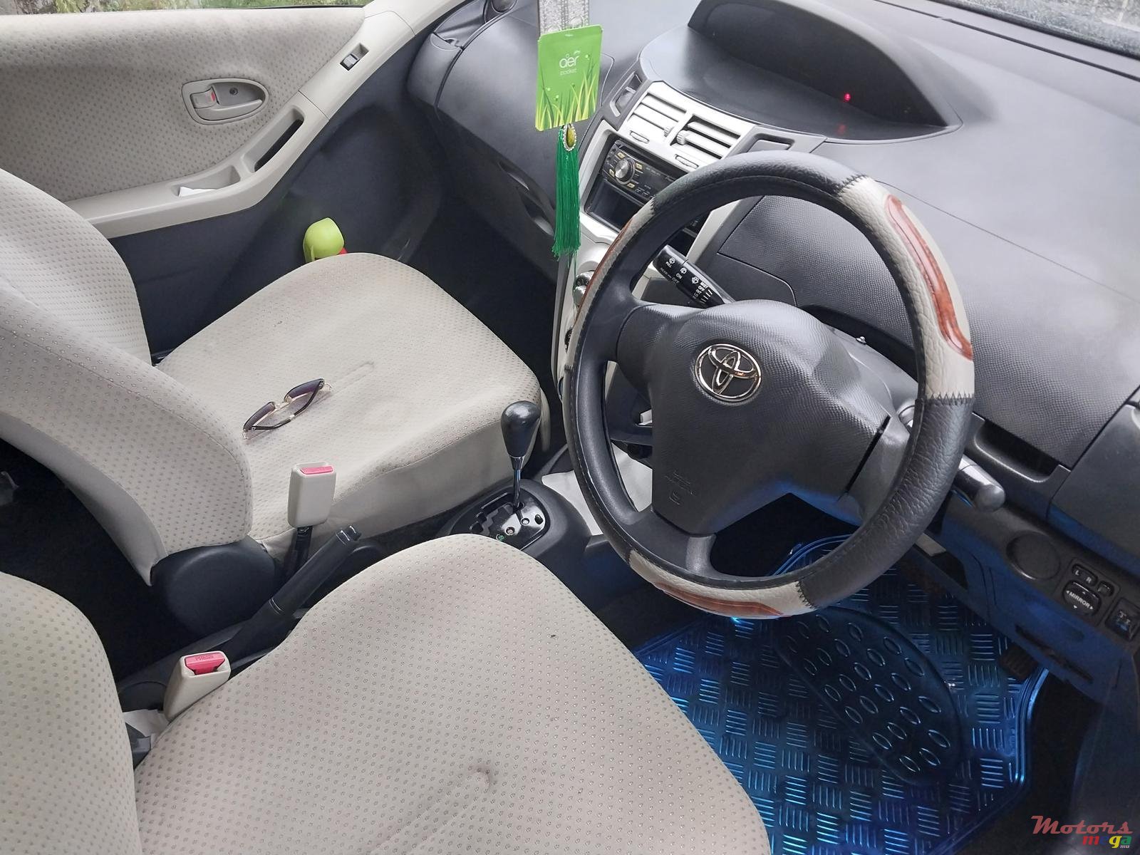 2006' Toyota Vitz photo #2