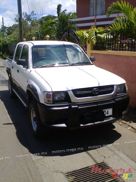 2004' Toyota Hilux 4x4 photo #1