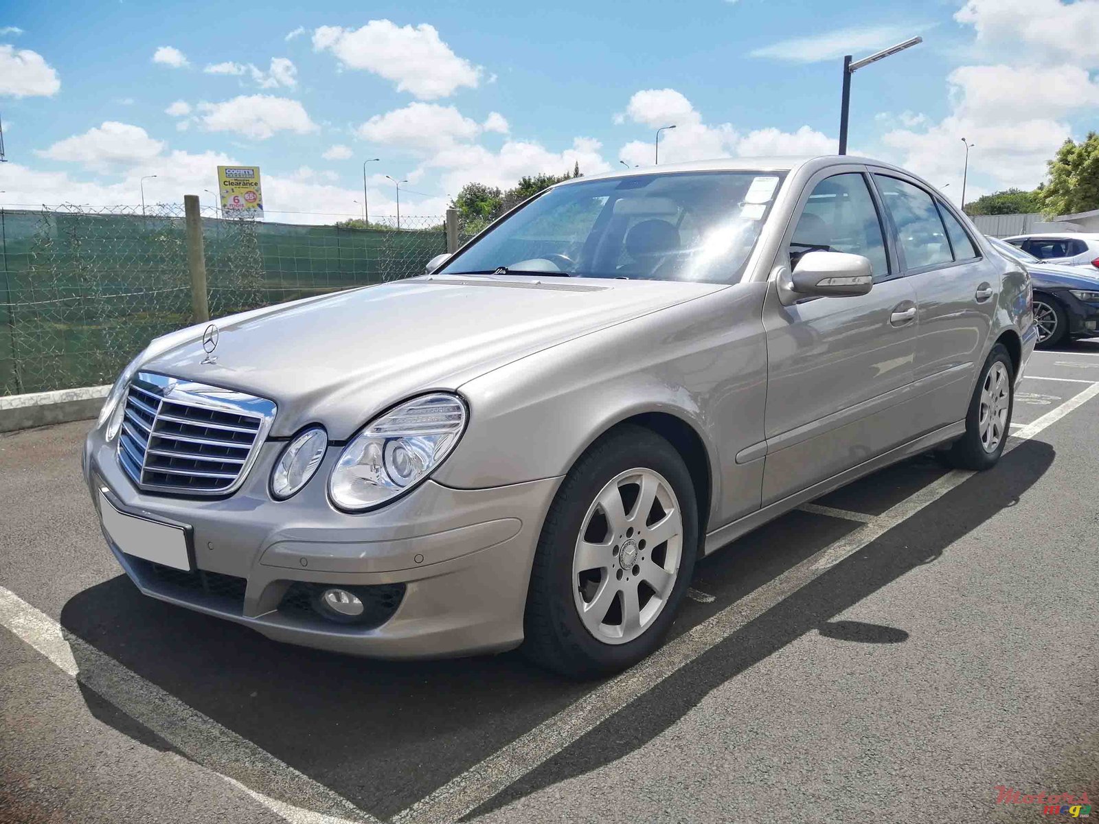 2008' Mercedes-Benz 200E photo #1