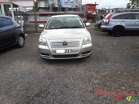2004' Toyota Avensis photo #2