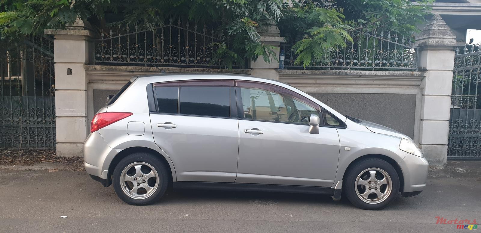 2006' Nissan Tiida Hatchback photo #3