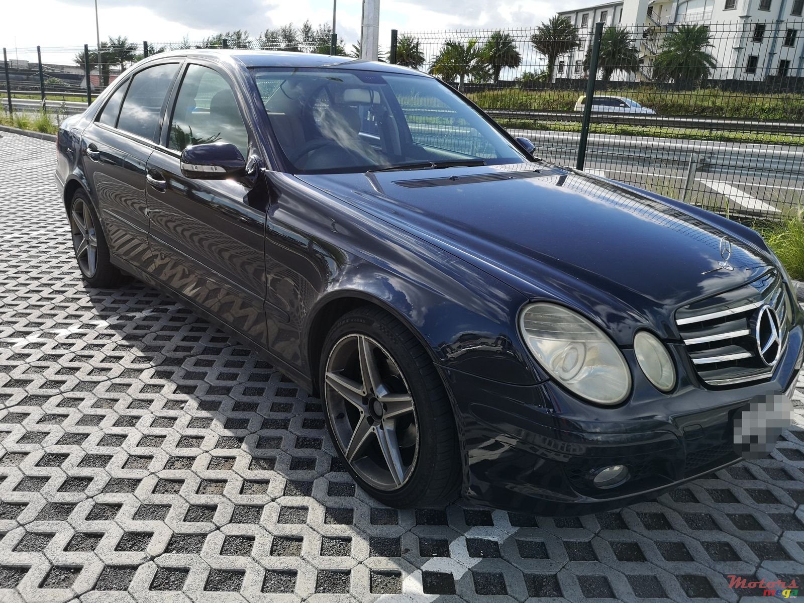 2009' Mercedes-Benz E-Class photo #2