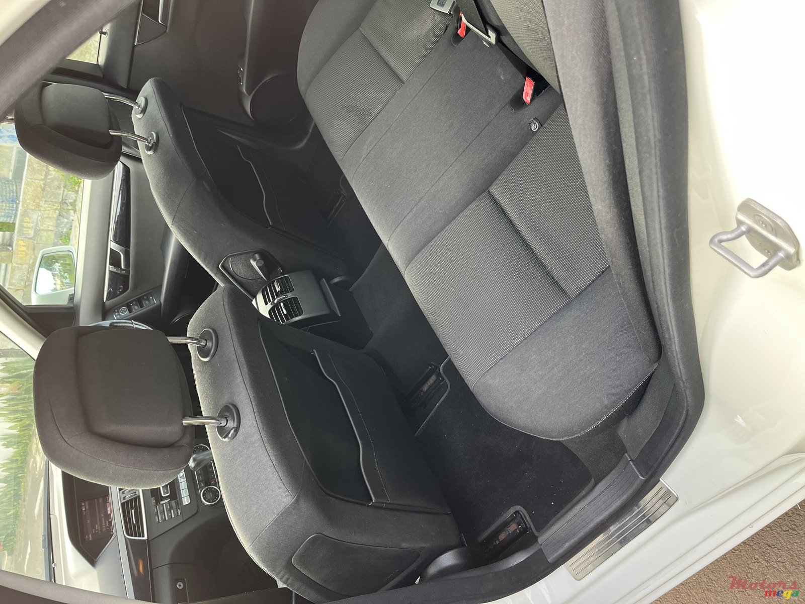 2011' Mercedes-Benz C 180 photo #4