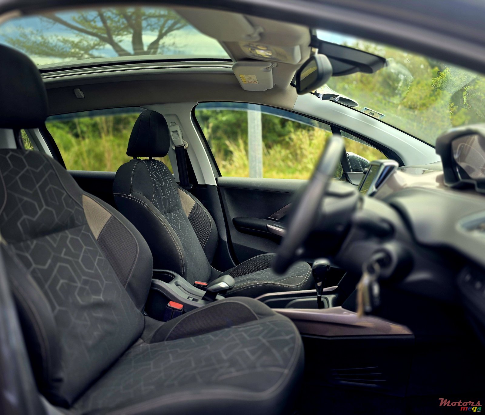 2016' Peugeot 2008 Allure Panoramic roof photo #6