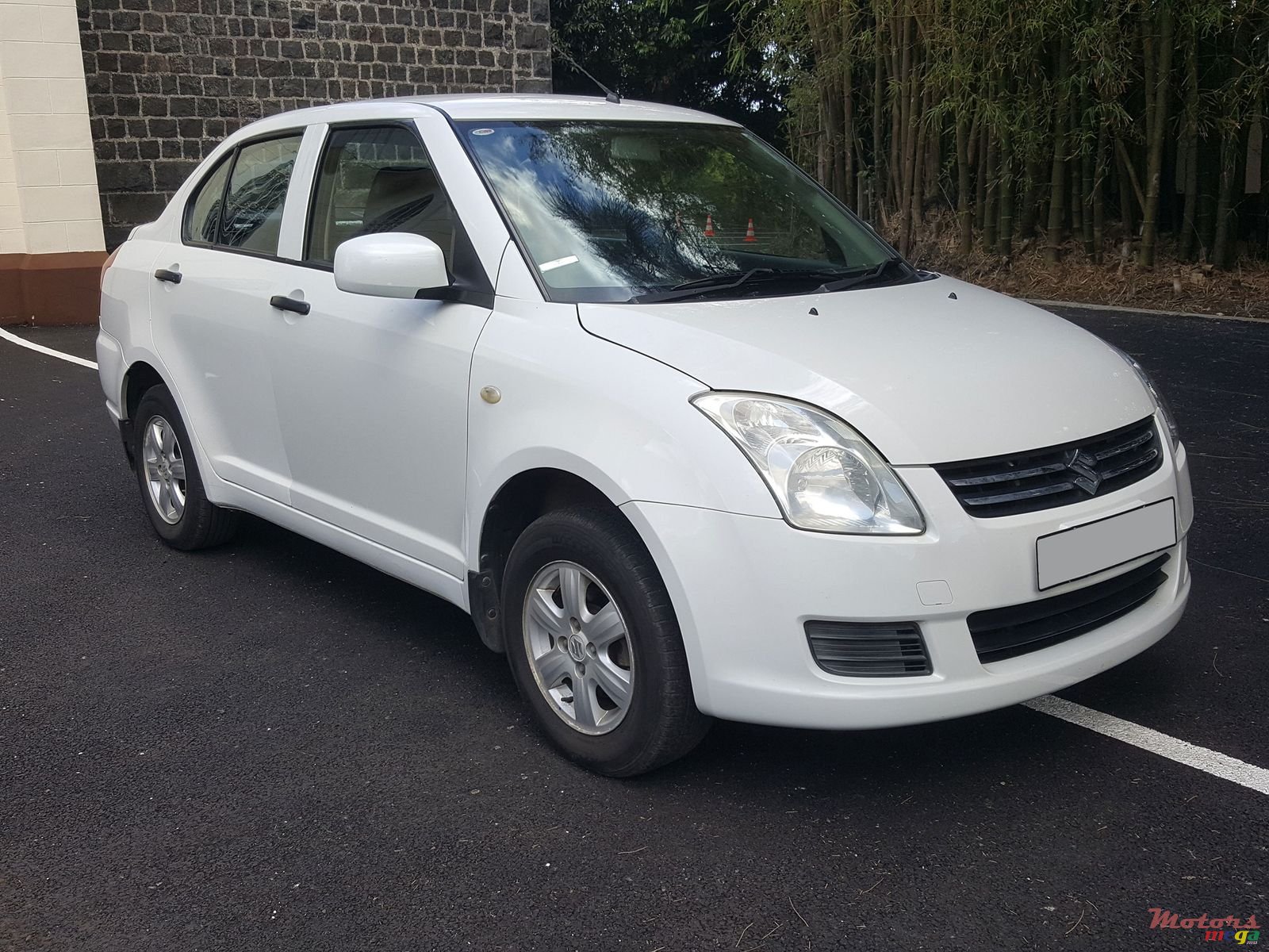 2009' Suzuki Swift Dzire photo #1