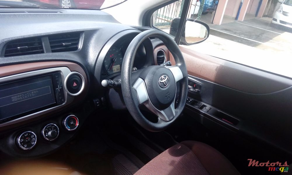 2011' Toyota Vitz photo #5