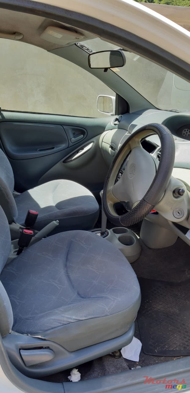 2001' Toyota Vitz photo #4
