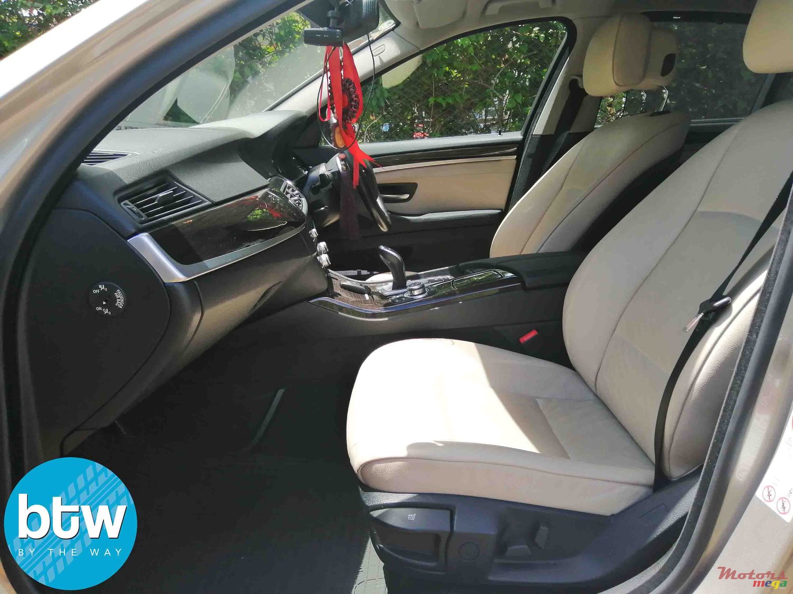 2012' BMW 5 Series 520i photo #4