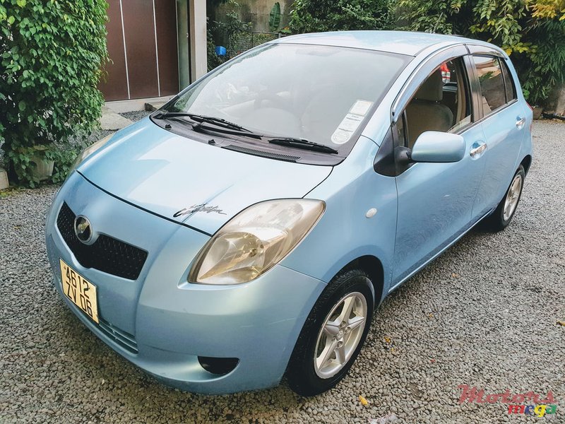 2006' Toyota Vitz photo #2