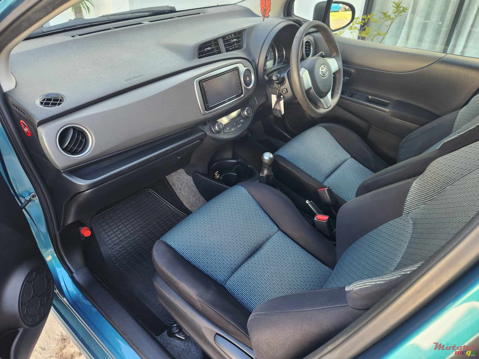 2011' Toyota Vitz SPORT RS photo #4