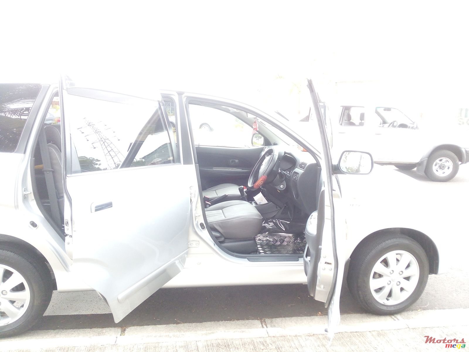 2011' Toyota Avanza photo #4