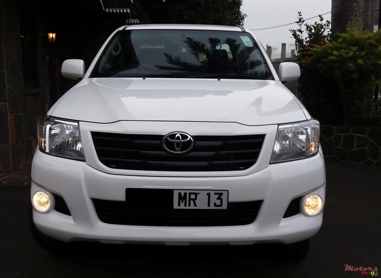 2013' Toyota Hilux photo #2